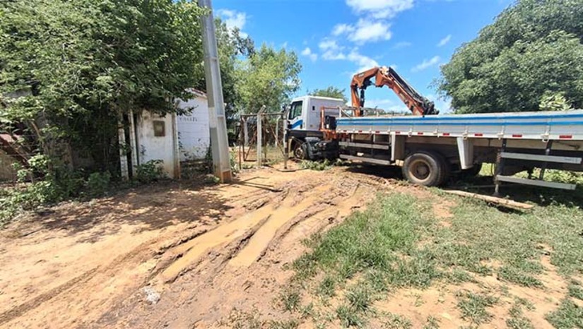 Imagem 1 - Na segunda-feira (17), o serviço foi interrompido devido à grande quantidade de chuvas ocorrida no local do serviço. A Caern fez a troca de conjunto motobomba do poço e nesta terça-feira (18) instala o quadro elétrico para encerrar o serviço. A Caern informou que a equipe está trabalhando no sistema e a previsão é para religar na noite de hoje, não havendo intercorrências de chuvas. Imagem 1 - Na segunda-feira (17), o serviço foi interrompido devido à grande quantidade de chuvas ocorrida no local do serviço. A Caern fez a troca de conjunto motobomba do poço e nesta terça-feira (18) instala o quadro elétrico para encerrar o serviço. A Caern informou que a equipe está trabalhando no sistema e a previsão é para religar na noite de hoje, não havendo intercorrências de chuvas.