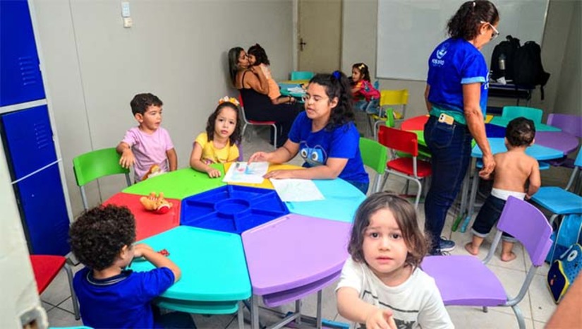 Imagem 1 -  A unidade foi criada para dar suporte à UEI Elineide Carvalho Cunha e ampliar o número de vagas na região para atender a alta demanda. Totalmente climatizada, a UEI Planalto conta com quatro salas de aula. Iniciou com duas turmas pela manhã e duas à tarde, podendo ampliar para oito turmas, sendo quatro em cada turno. Na unidade, as crianças têm acesso a café da manhã e almoço e noturno vespertino a lanche da tarde e janta. 