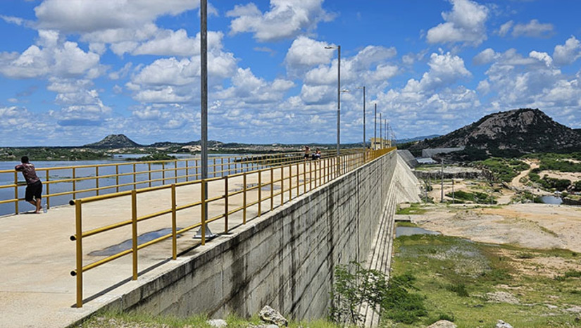 Imagem 1 -  De Mossoró, o presidente segue de helicóptero para a comunidade de Barra de Santana, em Jucucutu, para inaugurar a Barragem de Oiticica, concluída dez anos depois com capacidade para armazenar até 742 milhões de metros cúbicos de água. Ainda em Jucurutu, o presidente Lula assina ordem de serviço do Sistema Adutor do Agreste. Em seguida, segue para Fortaleza, onde vai inaugura o Hospital Universitário na Universidade do Estado do Ceará.
