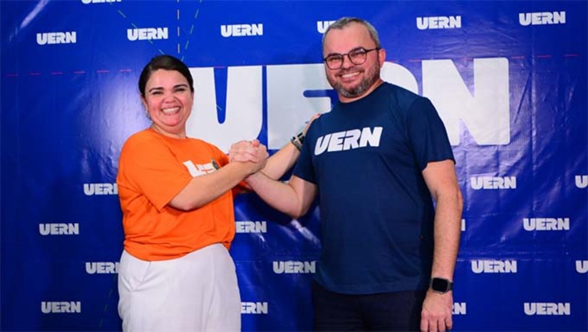Imagem 1 - Com uma votação histórica, a Prof. Dra. Cicília Maia foi reeleita para o cargo de Reitora e o prof. Dr. Francisco Dantas foi reeleito para o cargo de Vice-reitor. Juntos, eles estarão à frente da gestão da Uern pelos próximos quatro anos. Esta é a primeira eleição para reitor(a) e vice-reitor(a) sem a necessidade da formação de uma lista tríplice, extinta em 2021 pela governadora Fátima Bezerra, reforçando a autonomia da universidade. A posse da reitora e do vice-reitor ocorrerá no dia 28 de setembro de 2025, durante a Assembleia Universitária. Imagem 1 - Com uma votação histórica, a Prof. Dra. Cicília Maia foi reeleita para o cargo de Reitora e o prof. Dr. Francisco Dantas foi reeleito para o cargo de Vice-reitor. Juntos, eles estarão à frente da gestão da Uern pelos próximos quatro anos. Esta é a primeira eleição para reitor(a) e vice-reitor(a) sem a necessidade da formação de uma lista tríplice, extinta em 2021 pela governadora Fátima Bezerra, reforçando a autonomia da universidade. A posse da reitora e do vice-reitor ocorrerá no dia 28 de setembro de 2025, durante a Assembleia Universitária.