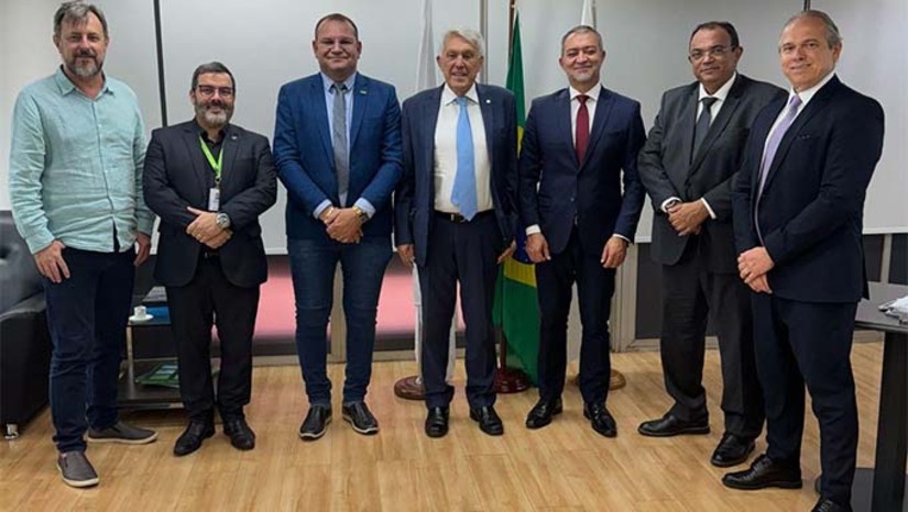 Imagem 1 -  Com apoio do deputado federal João Maia, Pezão reivindica a modernização do galpão da CONAB em Umarizal, com aprimoramento da estrutura, novos equipamentos e maior eficiência no descarregamento e distribuição de insumos. De acordo com Raimundo Pezão, o aumento do subsídio  CONAB em Umarizal fortalece diretamente a Cooperativa de Produtores Agropecuários de Umarizal (COOPAU), que beneficia mais de 5.000 litros de leite por dia, transformando-os em iogurtes, queijos e outros laticínios, impulsionando a economia local e gerando mais oportunidades para os produtores 