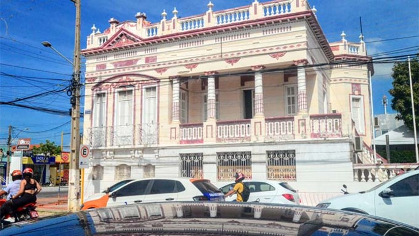 Imagem 1 -  A solenidade ocorrerá no auditório Dorian Jorge Freire, na Estação das Artes as 10h30. Do total dos 12 nomeados, 9 deles serão empossados na solenidade. O titular da Secretaria Municipal da Fazenda, Edilson Júnior, destaca também que a nomeação destes 09 novos profissionais proporcionará que os serviços que são realizados pela Secretaria da Fazenda sejam ainda mais eficientes em favor da população.