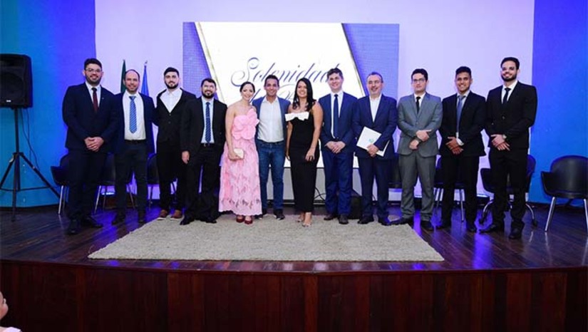Imagem 1 - Ao todo, 9 servidores tomaram posse do cargo. A cerimônia contou com a presença de autoridades locais no auditório da Estação das Artes Poeta Elizeu Ventania. A chegada dos novos profissionais promove a ampliação de serviços e fortalecimento da gestão pública. ‘’São servidores técnicos que chegam para somar à Secretaria da Fazenda e fortalecer os serviços da Prefeitura de Mossoró, com mais qualidade e eficiência’’, destacou Allyson. Imagem 1 - Ao todo, 9 servidores tomaram posse do cargo. A cerimônia contou com a presença de autoridades locais no auditório da Estação das Artes Poeta Elizeu Ventania. A chegada dos novos profissionais promove a ampliação de serviços e fortalecimento da gestão pública. ‘’São servidores técnicos que chegam para somar à Secretaria da Fazenda e fortalecer os serviços da Prefeitura de Mossoró, com mais qualidade e eficiência’’, destacou Allyson.