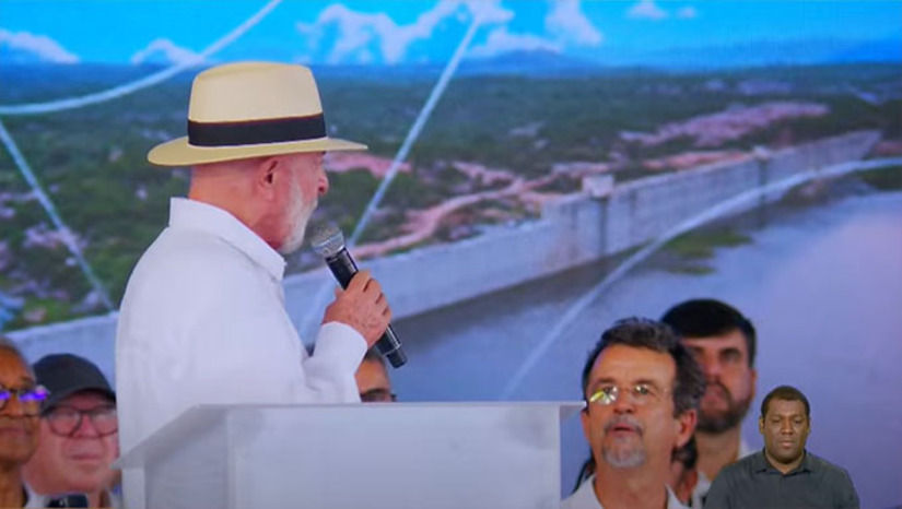 Imagem 1 -  Na mesma ocasião, o presidente e a governadora Fátima Bezerra assinaram a ordem de serviço para instalar o sistema adutor do Agreste.  A Barragem de Oiticica recebeu investimento de quase R$ 800 milhões e terá capacidade para armazenar até 742 milhões de metros cúbicos de água. 