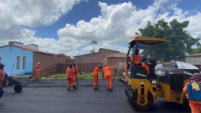 Imagem 1 - Além do conjunto São Romão, as obras de pavimentação asfáltica também estão bem adiantadas na Vila Raimundo Ferreira, no bairro Boa Esperança. Vale ressaltar que o programa Acelera Grossos já garantiu o recapeamento completo da avenida Raimundo Gonçalves e do trecho da RN 012 a partir do Pórtico, no sentido centro da cidade. "O Acelera Grossos é um programa completo, que visa impulsionar o desenvolvimento de Grossos em todas as áreas," destaca a prefeita Cinthia Sonale. " Imagem 1 - Além do conjunto São Romão, as obras de pavimentação asfáltica também estão bem adiantadas na Vila Raimundo Ferreira, no bairro Boa Esperança. Vale ressaltar que o programa Acelera Grossos já garantiu o recapeamento completo da avenida Raimundo Gonçalves e do trecho da RN 012 a partir do Pórtico, no sentido centro da cidade. "O Acelera Grossos é um programa completo, que visa impulsionar o desenvolvimento de Grossos em todas as áreas," destaca a prefeita Cinthia Sonale. "