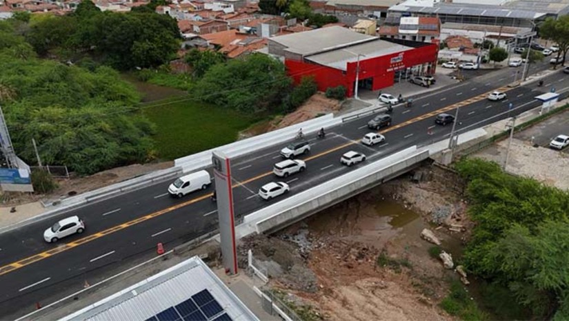 Imagem 1 -  Dentro do cronograma, a próxima interdição da via inicia neste domingo (23) e segue até o próximo dia 20 de abril, 24 horas por dia no sentido bairro/ centro e Centro/ bairro. Nesse período, a Benício Filho, a Rua Chico Linhares, a Avenida Leste/Oeste e Avenida Coelho Neto, serão as principais rotas alternativas para garantir a mobilidade. De acordo com o diretor executivo de Mobilidade Urbana, Luís Correia, a interseção da Coelho Neto com a Rua Manoel Antônio receberá melhorias estratégicas a partir de segunda-feira (24) para dar mais fluidez e segurança ao tráfego. 
