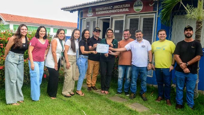 Imagem 1 - A empresa contemplada é a A Cordeiro Cortes Especiais, localizada na comunidade de São José, na zona rural de Mossoró. Com a obtenção do selo, a empresa poderá comercializar os seus produtos em todo o território nacional. A partir de agora, Mossoró passa a ter cinco empresas com o selo, sendo quatro empresas de carnes e uma láctea. O Serviço de Inspeção Municipal de Mossoró é referência em todo o país. Ele foi o 1º a receber o selo para produtos de origem vegetal e o 24º serviço a receber equivalência de produtos de origem animal. Imagem 1 - A empresa contemplada é a A Cordeiro Cortes Especiais, localizada na comunidade de São José, na zona rural de Mossoró. Com a obtenção do selo, a empresa poderá comercializar os seus produtos em todo o território nacional. A partir de agora, Mossoró passa a ter cinco empresas com o selo, sendo quatro empresas de carnes e uma láctea. O Serviço de Inspeção Municipal de Mossoró é referência em todo o país. Ele foi o 1º a receber o selo para produtos de origem vegetal e o 24º serviço a receber equivalência de produtos de origem animal.