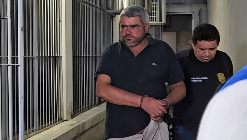 Imagem 1 -  O suspeito foi preso por populares na Praça da Igreja Nossa Senhora do Perpétuo Socorro, no Centro de Mossoró, horas depois de invadir e desferir uma cutilada usando uma tesoura no empresário Christian Noronha, na Rua Meire Sá. O flagrante foi assinado pelo delegado Caio Fábio, da DHPP. Nesta sexta, 21, Pernalonga deve ser submetido a uma Audiência de Custódia. 