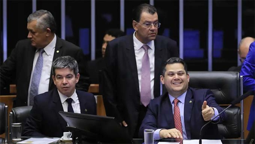 Imagem 1 -  A aprovação do Orçamento encerra um impasse que durou cerca de três meses, já que a medida deveria ter sido aprovada no fim do ano passado, mas foi postergada em meio a crise sobre a liberação de emendas parlamentares e a votação do pacote fiscal que havia dominado a agenda legislativa em dezembro.  Agora, o texto da Lei Orçamentária Anual segue para sanção presidencial. 