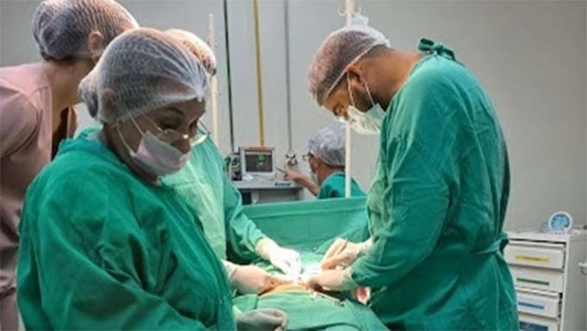 Imagem 1 -  O funcionamento desse novo serviço é fruto de investimento inicial de R$ 550 mil do Governo do Estado, coordenados pela Sesap e a direção do hospital.Dentre as melhorias, estão a aquisição de um novo gerador, foco cirúrgico, raio-x móvel e equipe de profissionais capacitados e experientes. Inicialmente, o foco é nas cirurgias de mão, em especial nas relacionadas ao tratamento da síndrome do túnel do carpo. Os procedimentos serão realizados em forma de mutirão ortopédico, sendo exclusivamente regulados por meio do sistema Regula Cirurgia da Sesap.