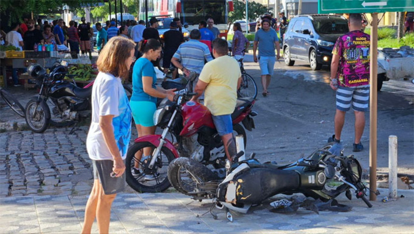 Imagem 1 - Vítima José Martins trafegava pela Avenida Abel Coelho, logo após o Sindicato dos Bancários, entrando no Abolição III, reduziu a velocidade da moto para passar por um acúmulo de água pista e foi violentamente atropelado pelo Citroën C3, dirigido por Lucas Vinicius. Seu José Martins morreu no local e Lucas Vinícius ficou no local e foi conduzido preso. Imagem 1 - Vítima José Martins trafegava pela Avenida Abel Coelho, logo após o Sindicato dos Bancários, entrando no Abolição III, reduziu a velocidade da moto para passar por um acúmulo de água pista e foi violentamente atropelado pelo Citroën C3, dirigido por Lucas Vinicius. Seu José Martins morreu no local e Lucas Vinícius ficou no local e foi conduzido preso.