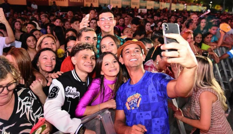 Imagem 1 -  O prefeito de Mossoró Allyson Bezerra fará o lançamento do Mossoró Cidade Junina 2025 no dia 28 de março. O evento acontecerá a partir das 18h no Hotel Thermas.   O Mossoró Cidade Junina 2025 acontece de 7 de junho a 28 de junho. Serão 22 dias de festa. Durante o evento, o prefeito Allyson apresentará a programação dos polos do MCJ. 