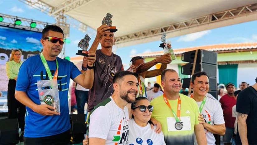 Imagem 1 -  A comemoração dos 190 anos de emancipação política de Apodi foi marcada pela tradicional corrida e o ciclismo, reunindo dezenas de atletas. Em seguida, ocorreu um momento solene na Prefeitura, com apresnetações culturias e a fala oficial do prefeito Sabino e demais autoridades. O encerramento da comemoração aconteceu com o tradicional parabéns e a distribuição do bolo, um dos momentos mais aguardados pelo público. 