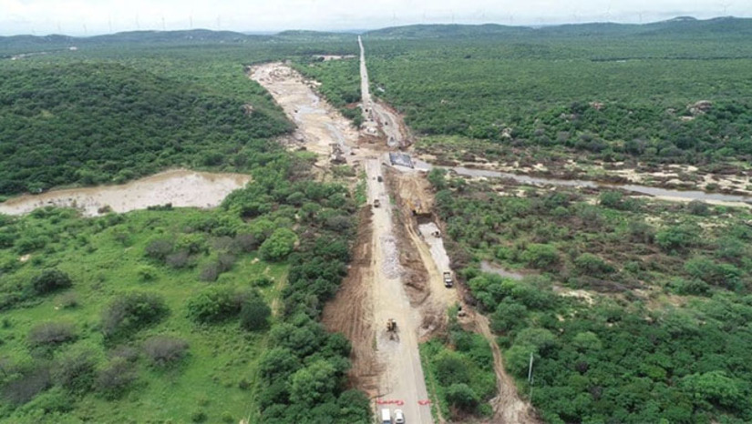 Imagem 1 -  Os 141 km de estradas que serão recuperados, foram utilizadas como rotas alternativas durante reconstrução de ponte na BR-304, em Lajes. Com a reconstrução, dez municípios serão beneficiados: Lajes, Pedra Preta, Ipanguaçu, Alto do Rodrigues, Passa e Fica, Tangará, Nova Cruz, Itajá, Macau, Pendências. A ordem de serviço será assinada pela governadora Fátima e pelo superintendente regional do DNIT, Getúlio Batista.