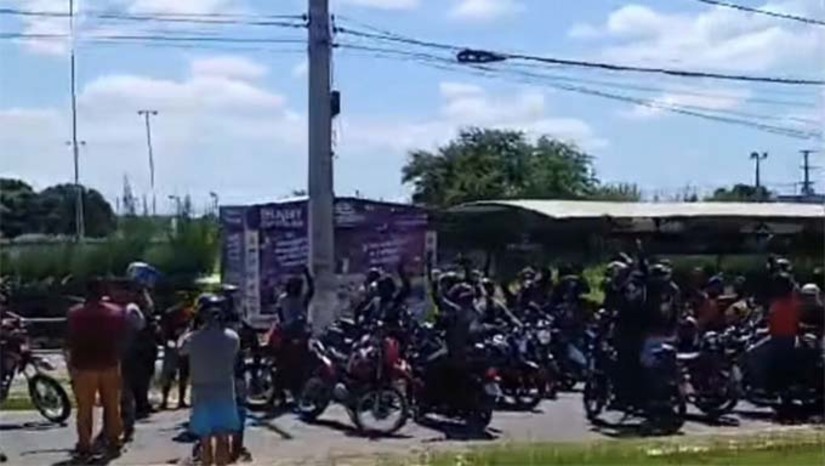 Imagem 1 -  Durante o protesto, motociclista e amigos de Netão, pediram por justiça e interditaram o trecho onde ocorreu o acidente e depois se dirigiram até a Delegacia da Polícia Civil, no Centro de Mossoró, cobrando a prisão do motorista envolvido no acidente. O caso reacende o debate sobre a fiscalização do consumo de álcool ao volante e a impunidade em acidentes de trânsito. Enquanto a investigação prossegue, familiares amigos de Netão lamentam a perda irreparável e clamam por justiça.