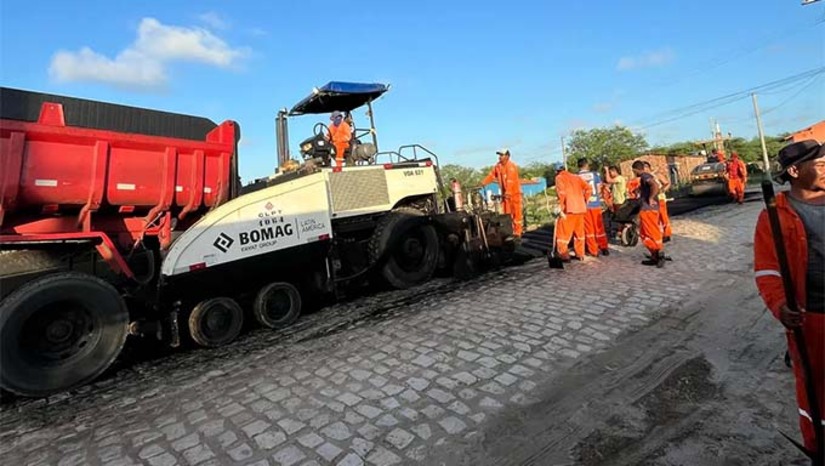 Imagem 1 -  O maior programa de investimentos da história de Grossos segue em ritmo acelerado na cidade e agora chega a zona rural. A inciativa se estenderá até outras comunidades, com asfalto de qualidade resolvendo problemas históricos. Para a prefeita Cinthia Sonale, a execução do asfalto é um compromisso de sua administração. O objetivo é recuperar 100% das estradas rurais e proporcionar melhor mobilidade para os moradores e produtores da região com melhores condições de trafegabilidade e segurança.