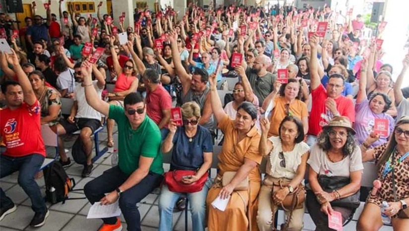 Imagem 1 - Em assembleia realizada nesta segunda (24), a categoria rejeitou proposta apresentada na última sexta-feira (21) pelo governo do estado e decidiu apresentar contraproposta : 4,83% em abril e 1,44% em maio. Além da quitação dos retroativos referentes aos anos de 2023, 2024 e 2025 a partir de julho de 2025. A greve dos professores do estado completa um mês nesta terça-feira (25). Imagem 1 - Em assembleia realizada nesta segunda (24), a categoria rejeitou proposta apresentada na última sexta-feira (21) pelo governo do estado e decidiu apresentar contraproposta : 4,83% em abril e 1,44% em maio. Além da quitação dos retroativos referentes aos anos de 2023, 2024 e 2025 a partir de julho de 2025. A greve dos professores do estado completa um mês nesta terça-feira (25).