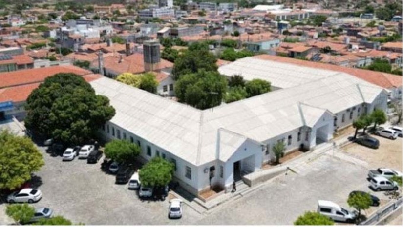 Imagem 1 - Inicialmente, os médicos tentaram transferir o bebê José Emanuel Medeiros Silva, de apenas 30 dias de vida, para Natal. Até havia vagas em UTI de dois hospitais da capital, porém faltava a medicação que a criança precisava. Então, os médicos de Caicó tentaram transferir para o Hospital Maternidade Almeida Castro, em Mossoró, porém faltou uma ambulância adequada. A criança faleceu nesta segunda-feira, 24, levantando um forte debate no Seridó sobre a necessidade de uma UTI neonatal para atender a região. Imagem 1 - Inicialmente, os médicos tentaram transferir o bebê José Emanuel Medeiros Silva, de apenas 30 dias de vida, para Natal. Até havia vagas em UTI de dois hospitais da capital, porém faltava a medicação que a criança precisava. Então, os médicos de Caicó tentaram transferir para o Hospital Maternidade Almeida Castro, em Mossoró, porém faltou uma ambulância adequada. A criança faleceu nesta segunda-feira, 24, levantando um forte debate no Seridó sobre a necessidade de uma UTI neonatal para atender a região.