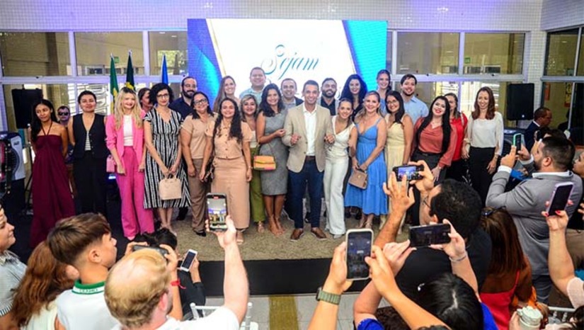 Imagem 1 - No total, 26 servidores da saúde aprovados no último concurso público foram empossados pelo prefeito Allyson Bezerra nesta terça-feira (25). Eles vão atuar no Centro Especializado em Reabilitação (CER) e no Centro de Atenção Psicossocial Infantil (CAPSi), reforçando a rede básica de saúde. O reforço das equipes garantirá a ampliação de atendimentos para pessoas com deficiência. Imagem 1 - No total, 26 servidores da saúde aprovados no último concurso público foram empossados pelo prefeito Allyson Bezerra nesta terça-feira (25). Eles vão atuar no Centro Especializado em Reabilitação (CER) e no Centro de Atenção Psicossocial Infantil (CAPSi), reforçando a rede básica de saúde. O reforço das equipes garantirá a ampliação de atendimentos para pessoas com deficiência.