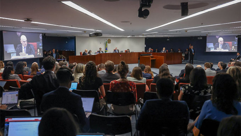 Imagem 1 - Julgamento começou nesta terça-feira, dia 25, com os ministros da Primeira Turma do STF rejeitando todas as chamadas "questões preliminares" apresentadas pela defesa de Bolsonaro e dos outros sete denunciados pelo procurador geral da república Paulo Gonet por tentativa de golpe de estado no Brasil. Julgamento será retomado às 9h30 desta quarta-feira, dia 26. Imagem 1 - Julgamento começou nesta terça-feira, dia 25, com os ministros da Primeira Turma do STF rejeitando todas as chamadas "questões preliminares" apresentadas pela defesa de Bolsonaro e dos outros sete denunciados pelo procurador geral da república Paulo Gonet por tentativa de golpe de estado no Brasil. Julgamento será retomado às 9h30 desta quarta-feira, dia 26.