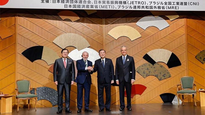 Imagem 1 - O negócio foi firmado durante a visita do presidente Luiz Inácio Lula da Silva ao Japão. A encomenda prevê a entrega de 15 unidades inicialmente, com a possibilidade de aquisição de mais cinco. O pedido compreende jatos E-190, e as primeiras unidades devem ser entregues em 2028. Lula também defendeu a acordo entre Japão e Mercosul e a ampliação do comércio com os japoneses, com meta de chegar a US$ 17 bilhões. Imagem 1 - O negócio foi firmado durante a visita do presidente Luiz Inácio Lula da Silva ao Japão. A encomenda prevê a entrega de 15 unidades inicialmente, com a possibilidade de aquisição de mais cinco. O pedido compreende jatos E-190, e as primeiras unidades devem ser entregues em 2028. Lula também defendeu a acordo entre Japão e Mercosul e a ampliação do comércio com os japoneses, com meta de chegar a US$ 17 bilhões.