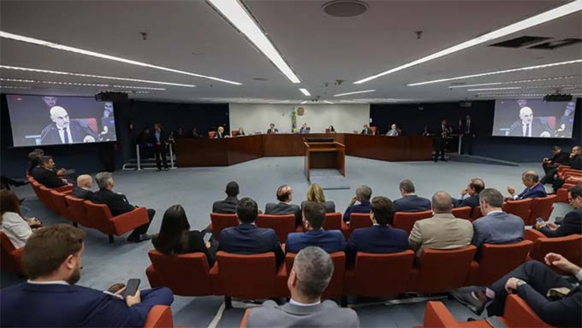 Imagem 1 -  É a primeira vez que um ex-presidente eleito é colocado no banco dos réus por crimes contra a ordem democrática estabelecida com a Constituição de 1988. O relator, Ministro Alexandre de Morais votou para que Bolsonaro também responda, na condição de réu no Supremo, aos crimes de organização criminosa armada, dano qualificado pelo emprego de violência e grave ameaça e deterioração de patrimônio tombado. Se somadas, todas as penas superam os 30 anos de cadeia.