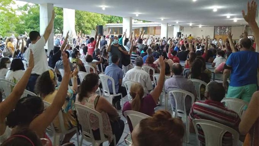Imagem 1 -  Durante a assembleia nesta segunda-feira (31) os educadores aceitaram a última proposta do Governo do Estado que prevê o pagamento na folha de abril de 6,27% de reajuste para os professores que estão recebendo abaixo de R$ 4.687,77 para 40 horas semanais (novo valor do piso, definido no início do ano pelo Governo Federal). Para os que já recebem acima do piso, a proposta é: 5% em abril e mais 1,27% em junho. Quanto ao retroativo de janeiro a junho de 2025, o Governo do Estado propõe que a negociação sobre o débito ocorra a partir de novembro.
