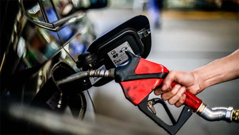 Imagem 1 -  A Petrobras vai reduzir os preços do óleo diesel nas refinarias a partir desta terça-feira (1º) em R$ 0,17 por litro, o equivalente a 4,6%. O anúncio foi feito nesta segunda-feira (31) pela presidente da empresa, Magda Chambriard.  Segundo a presidente, com este reajuste, o preço do diesel nas refinarias já caiu 20,9% desde dezembro de 2022, R$ 0,94 mais barato por litro.