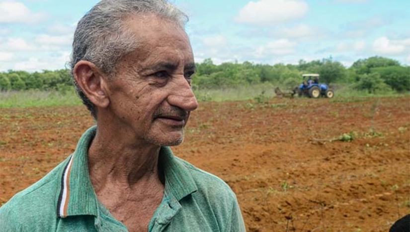 Imagem 1 -  O prazo para pegar o documento para retirada do óleo diesel encerra-se na próxima sexta-feira, 4 de abril. O programa Semear incentiva o pequeno agricultor familiar através do fornecimento gratuito de óleo diesel para o corte de terra na zona rural. A Prefeitura de Mossoró realiza a doação de 22 litros de óleo diesel para cada família cadastrada, quantidade suficiente para o corte de terra de um hectare. 