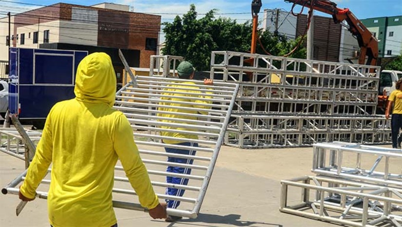 Imagem 1 -  Equipe técnica da Prefeitura de Mossoró inicia montagem da estrutura da Arena Deodete Dias para o "Festival de Quadrilhas" do MCJ 2025.. A pedido da população, este ano a Arena será ampliada e o espaço do camarote ganhará climatizadores. Titular da Secretaria Municipal de Cultura (SMC), Janaína Holanda declara que a equipe técnica já começou a montagem da estrutura garantindo que todo o projeto elaborado esteja pronto para o início do Festival de Quadrilhas.