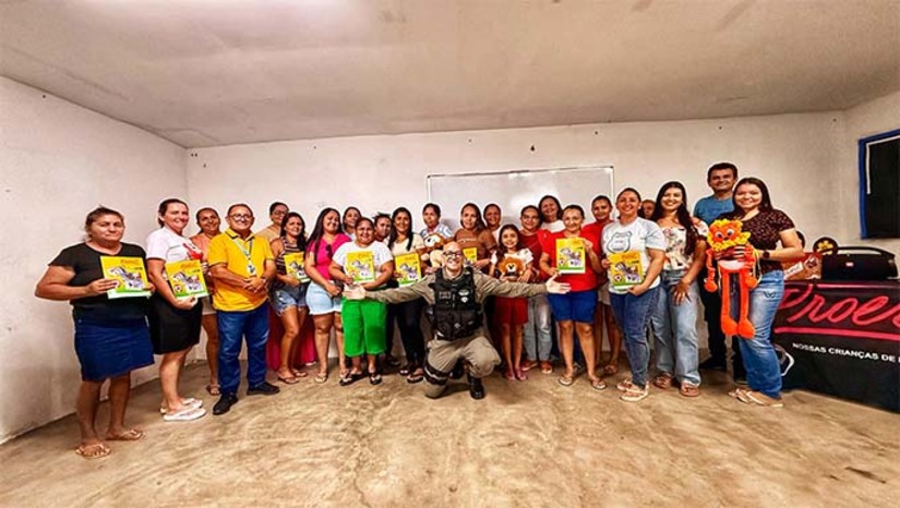Imagem 1 - No total, cerca de 100 estudantes participam do programa, na Escola Estadual Alfredo Simonetti e na Escola Professora Maria Gorete de Carvalho Macedo. O Proerd é uma parceria entre a Prefeitura de Upanema, por meio da Secretaria Municipal de Educação, Cultura e Desporto, e PMRN, através do Batalhão de Policiamento Escolar e Prevenção às Drogas e à Violência (BPRED/PMRN). O programa busca fortalecer a formação ética e cidadã dos alunos, prevenindo o uso de drogas e promovendo a valorização da vida, contribuindo para uma sociedade mais segura e responsável. Imagem 1 - No total, cerca de 100 estudantes participam do programa, na Escola Estadual Alfredo Simonetti e na Escola Professora Maria Gorete de Carvalho Macedo. O Proerd é uma parceria entre a Prefeitura de Upanema, por meio da Secretaria Municipal de Educação, Cultura e Desporto, e PMRN, através do Batalhão de Policiamento Escolar e Prevenção às Drogas e à Violência (BPRED/PMRN). O programa busca fortalecer a formação ética e cidadã dos alunos, prevenindo o uso de drogas e promovendo a valorização da vida, contribuindo para uma sociedade mais segura e responsável.