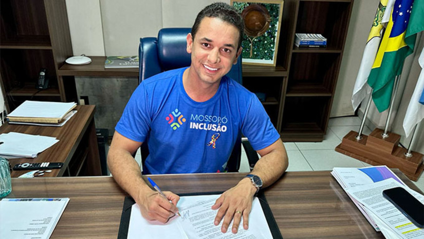 Imagem 1 -  ‘’É um conquista importante, feita a várias mãos, feita com muito diálogo com mães e pais atípicos de Mossoró, com associações, como a Amor, com nossos vereadores. Chegamos a importante resultado que beneficiará diretamente nossos alunos e as famílias de Mossoró’’, destacou Allyson Bezerra.