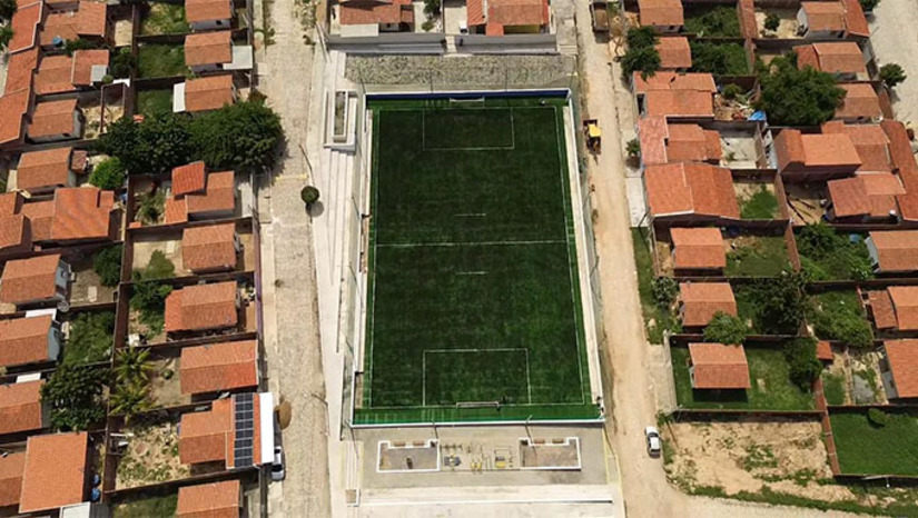 Imagem 1 -  O Areninhas Potiguares consiste em campos de futebol society, equipados com gramado sintético de alta qualidade, vestiários, iluminação, banheiros e todos os equipamentos necessários para a prática esportiva, incluindo a presença de profissionais de educação física. A obra é feita com recursos destinados pelo ex-senador em parceria com a prefeitura e passa a ser mantido pela FUNCERN também custeado com recursos deixados por Jean Paul Prates