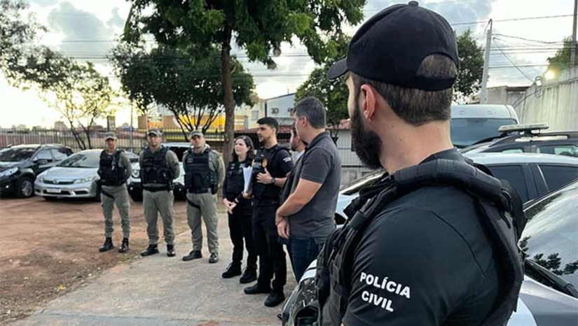 Imagem 1 -  A investigação apontou a participação de um servidor do DETRAN/RN, de um policial militar lotado no Comando de Policiamento Rodoviário Estadual (CPRE), além de “despachantes”. Segundo apurado, valores vultosos eram cobrados por esses agentes públicos para impedir que multas regularmente aplicadas fossem inseridas no sistema. Em um dos alvos, foram apreendidos R$ 15 mil. Durante a operação, Um dos despachantes foi conduzido para a colocação de tornozeleira eletrônica. O policial militar envolvido e um servidor do DETRAN foram afastados de suas funções.