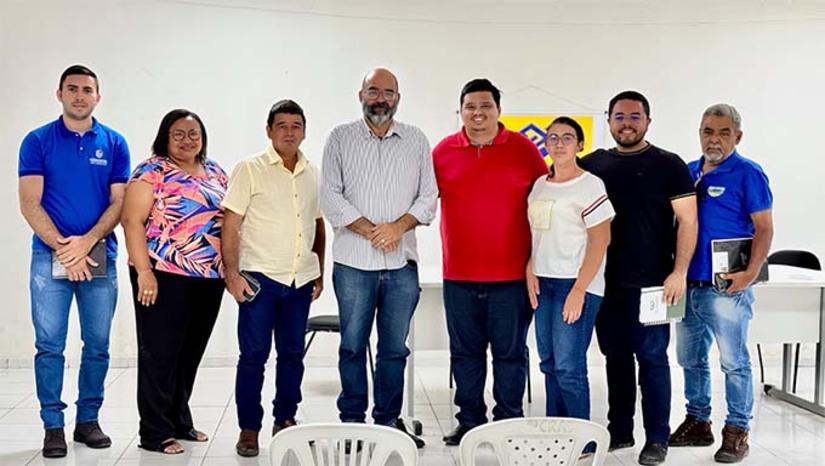Imagem 1 -  Representantes da gestão municipal participaram de reunião no auditório da SEMTHAS, em Carnaubais, onde o professor da UERN, Dr. Vinicius Claudino, apresentou estratégias e benefícios da certificação. Além de garantir mais segurança alimentar para os consumidores, a iniciativa também abre portas para que os produtores da Serra do Mel alcancem novos mercados e oportunidades de marketing, estimulando o crescimento da agricultura e a economia local.