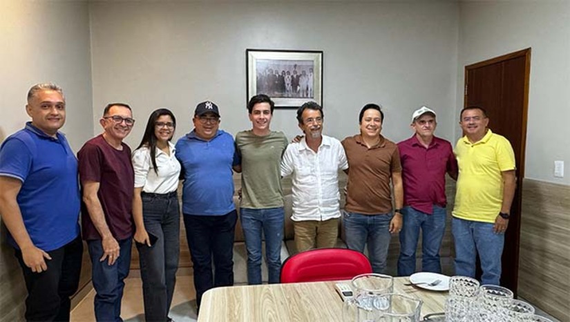 Imagem 1 -  A pauta do encontro envolveu vários assuntos relativos ao município, mas de forma mais específica, direcionamentos relacionados a saúde, educação e políticas do campo. Dentro dessa área inclusive, a perenização do Rio Umari, um dos mais importantes da região, foi colocada em pauta. Esse feito, possibilitaria uma mudança na realidade de muitas famílias da zona rural não apenas de Caraúbas, mas também de outros municípios, gerando emprego e renda através da agricultura e da pecuária.