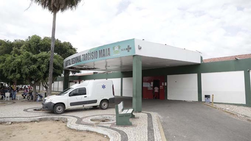 Imagem 1 -  A retomada ocorre após a substituição da empresa anteriormente contratada, que não conseguiu cumprir o cronograma da obra, tendo executado apenas 20% do serviço até março. A nova responsável pelos trabalhos é a WSC. O investimento total da obra é de R$ 10 milhões. “Vamos acompanhar de perto, prestando contas do andamento da obra. Esse é o hospital que salva vidas”, afirmou o secretário estadual de Saúde, Alexandre Motta.