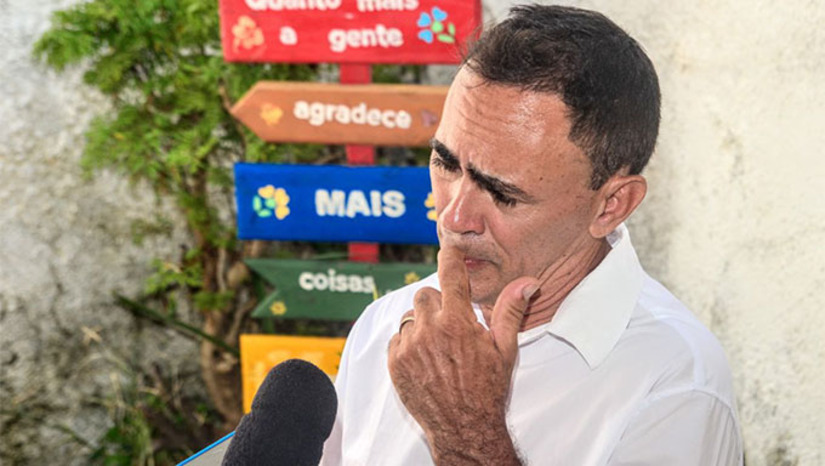   Ainda jovem, Geneilson Oliveira perdeu o pai, depois a mãe, a filha, o que empurrou para uma depressão, consumo de álcool, drogas, prisão. Abraçado pelo Escritório Social da Prefeitura de Mossoró, com fé, Geneilson deixou a prisão, as drogas e hoje é confeiteiro. Chora ao lembrar dos labirintos perigosos da vida que enfrentou. Casou há 3 meses e diz que não tem palavras para agradecer o apoio que recebeu, que sem dúvida salvou sua vida. Foto Wilson Moreno