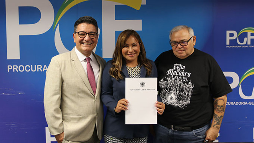 Imagem 1 - Acordo foi assinado entre Procurador Geral Federal e Adurn/Sindicado quinta-feira, 3, da semana passada em Brasília-DF e vai ser comunicada oficialmente aos professores nesta segunda-feira, 7. Os professores, individualmente, vão dizer se aceitam o valor proposto pela União ou se seguem com o processo de execução de sentença na Justiça Federal para receber o valor total, 40% acima dos R$ 300 milhões. Este processo começou há 34 anos e mais de 300 professores já faleceram, inclusive a advogada que símbolo desta luta, Dra. Kátia Nunes. Imagem 1 - Acordo foi assinado entre Procurador Geral Federal e Adurn/Sindicado quinta-feira, 3, da semana passada em Brasília-DF e vai ser comunicada oficialmente aos professores nesta segunda-feira, 7. Os professores, individualmente, vão dizer se aceitam o valor proposto pela União ou se seguem com o processo de execução de sentença na Justiça Federal para receber o valor total, 40% acima dos R$ 300 milhões. Este processo começou há 34 anos e mais de 300 professores já faleceram, inclusive a advogada que símbolo desta luta, Dra. Kátia Nunes.