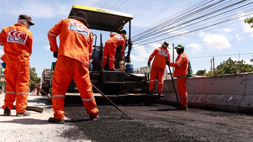 Imagem 1 -  Neste domingo (6), a obra avançou mais uma etapa chegando a fase de asfaltamento. A evolução da obra que vai melhorar a infraestrutura viária do município é acompanhada dia a dia pela população. Um investimento da Prefeitura que acontece por meio do programa "Mossoró Realiza". A obra segue cumprindo o prazo estipulado em cronograma da Secretaria Municipal de Infraestrutura (Seinfra).