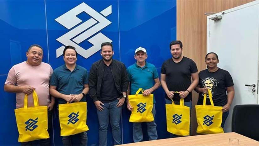 Imagem 1 - O Prefeito de Caraúbas, Givago Barreto, cumpriu uma agenda de dois dias na capital do estado, buscando parcerias e apoios para a 7ª edição da Expoeste. Uma dessas visitas foi no no gabinete do Deputado Estadual Dr. Kerginaldo que confirmou emenda no valor de R$ 400 mil, para que o prefeito invista na Exposição. A programação completa é aguardada com muita expectativa, tanto pelas exposições e torneios, como também pela parte cultural. Imagem 1 - O Prefeito de Caraúbas, Givago Barreto, cumpriu uma agenda de dois dias na capital do estado, buscando parcerias e apoios para a 7ª edição da Expoeste. Uma dessas visitas foi no no gabinete do Deputado Estadual Dr. Kerginaldo que confirmou emenda no valor de R$ 400 mil, para que o prefeito invista na Exposição. A programação completa é aguardada com muita expectativa, tanto pelas exposições e torneios, como também pela parte cultural.