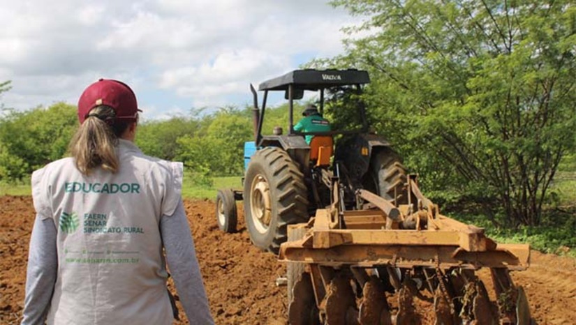 Imagem 1 -  A iniciativa é realizada pela Prefeitura de Mossoró, através da Secretaria Municipal de Agricultura e Desenvolvimento Rural (Seadru), em parceria com o Serviço Nacional de Aprendizagem Rural (Senar).  Um total de 16 agricultores participará do curso. Haverá aulas teóricas e práticas. A capacitação ocorrerá de hoje (7) até a próxima quinta-feira (10). O curso terá carga horária de 30 horas.