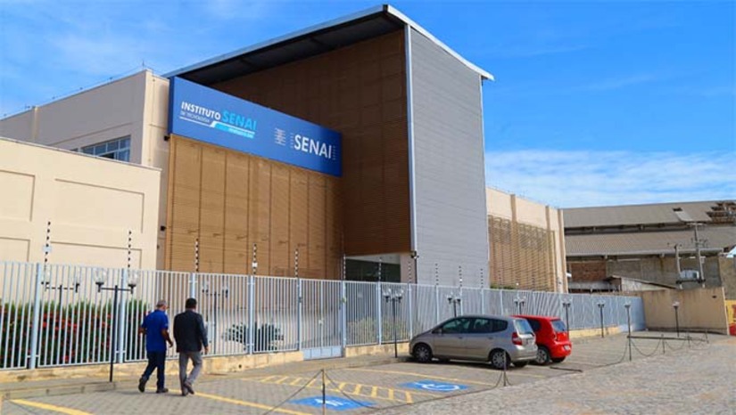 Imagem 1 -  Serão mais de 200 vagas em cursos gratuitos de qualificação profissional para pessoas acima de 18 anos e com Ensino Médio completo. Todos os cursos acontecerão no período da tarde na sede do Senai, localizado na rua José Leite, 100, Abolição I. Para mais informações, os interessados devem procurar a Sedint na rua Rui Barbosa, 282, no horário das 7h às 17h. os cursos ofertados são: Ciclo Otto; Operador de Sonda; Almoxarife; Refrigeração; Eletricista de Instalação Predial; Instalador de Sistemas Fotovoltaicos; Assistente de Controle de Qualidade; Gestão de Estoque e Curso de Doces.