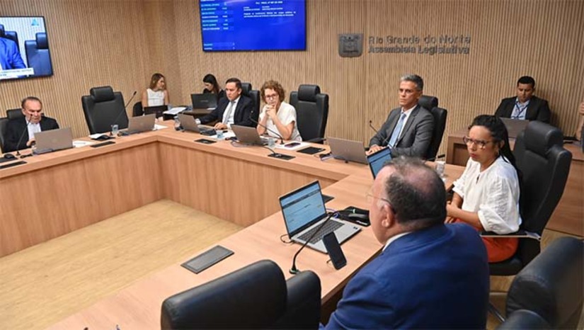 Imagem 1 -  Com a aprovação pela CCJ, a matéria está apta a ser analisada pelos líderes partidários na próxima semana. Caso haja consenso no colegiado, o projeto poderá ser liberado para votação direta em plenário, sem necessidade de passar pelas demais comissões permanentes da Casa.  O projeto prevê um reajuste linear de 6,27% nos vencimentos básicos de professores e especialistas da educação da rede estadual, com jornada de 30 horas semanais.