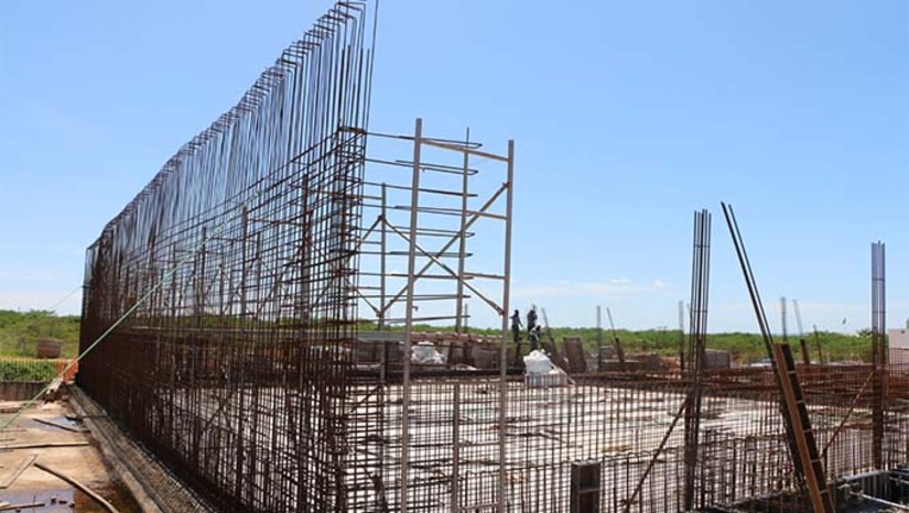 Imagem 1 -  A obra faz parte do sistema da Adutora Apodi-Mossoró. O serviço está na etapa da execução das ferragens e concretagem. Será possível acumular cinco milhões de litros de água no novo reservatório. Os testes para chegada de água na cidade pela adutora têm previsão de ocorrer no segundo semestre de 2025. A adutora Apodi-Mossoró abastecerá a cidade com mais de 1 milhão de litros de água por hora. Estão sendo investidos nesta fase da obra um total de R$ 82 milhões. 