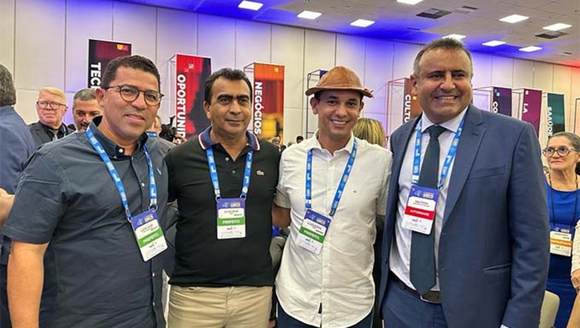 Imagem 1 -  “Importante momento para diálogo entre os municípios potiguares a respeito de ações de gestão tecnológica, moderna e eficiente para os cidadãos. Mossoró está presente aqui na feira durante os três dias apresentando ações como o Mossoró Digital, desenvolvido pela nossa gestão, que tem levado os serviços os cidadãos mossoroenses de forma totalmente on-line”, afirmou Allyson. O Mossoró Cidade Junina também será apresentado durante o evento e está presente no estande de Mossoró. Nesta quinta-feira, às 15h30, Allyson fará divulgação do evento junino durante a feira. 
