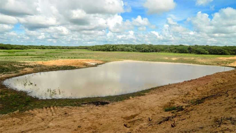 Imagem 1 -  Os açudes recuperados estão localizados nos assentamentos Lorena e Sussuarana. Diretor do Departamento de Infraestrutura Rural e Recursos Hídricos da Seadru, Kaio Victor destacou a importância do trabalho realizado pela Secretaria de Agricultura. A medida garante ao homem e à mulher do campo segurança hídrica no período sem chuva e aumento da capacidade dos reservatórios.