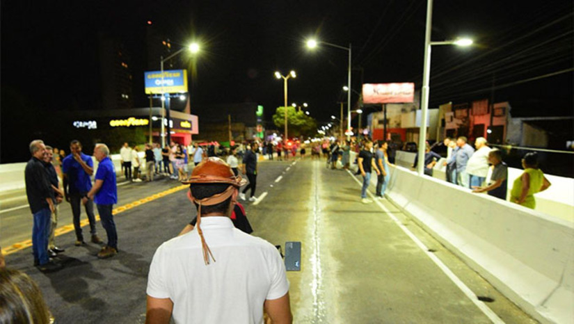 Imagem 1 -  Principal objetivo do investimento de quase 12 milhões é melhorar a mobilidade no acesso ao Grande Alto São Manoel, porém, além disto, o prefeito Allyson Bezerra destaca o fortalecimento do comercio, a valorização da região, assim como ocorreu na Avenida João da Escóssia, no bairro Nova Betânia. A inauguração ocorreu na noite desta sexta-feira, dia 11 de abril de 2025. Além de duplicar as duas pontes, a prefeitura também recuperou a camada de asfalto e instalou iluminação de led.
