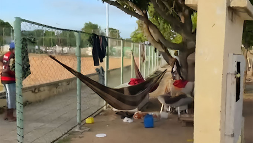 Imagem 1 - Vítima foi identificada como sendo Sebastião Félix Lucas, o Papelão, de 57 anos. Ele teria sido morto quando dormia numa rede armada numa árvore na Praça das Malvinas (Bairro Dom Jaime Câmara, a leste do Centro de Mossoró-RN. O caso será investigado pela Divisão de Homicídios e Proteção a Pessoa de Mossoró-RN. Imagem 1 - Vítima foi identificada como sendo Sebastião Félix Lucas, o Papelão, de 57 anos. Ele teria sido morto quando dormia numa rede armada numa árvore na Praça das Malvinas (Bairro Dom Jaime Câmara, a leste do Centro de Mossoró-RN. O caso será investigado pela Divisão de Homicídios e Proteção a Pessoa de Mossoró-RN.