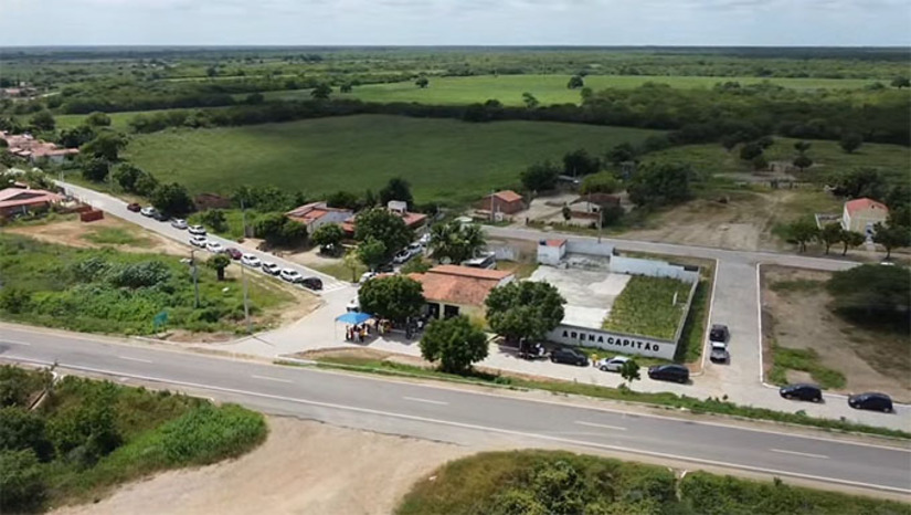 Imagem 1 -  Neste final de semana, o prefeito Salomão e o vice Ubiracy entregaram calçamento intertravado nas comunidades de Santana e Mulungu. Em contato com o MH, Salomão destacou que, com apoio da Câmara, está restaurando e ampliando a infraestrutura das comunidades rurais. As maiores, como Mulungu e Santana estão sendo calçadas no sistema intertravado. É uma agenda de muito respeito com o cidadão”, diz Salomão Gomes.